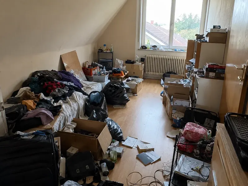 Umzug mit Entrümpelung: vollgestelltes Dachzimmer vor der Räumung durch DZ Unternehmen